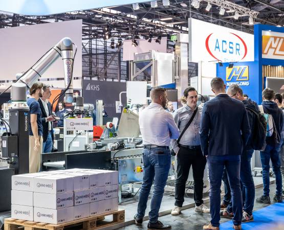 des personnes discutant sur le salon ALLFORPACK EMBALLAGE PARIS