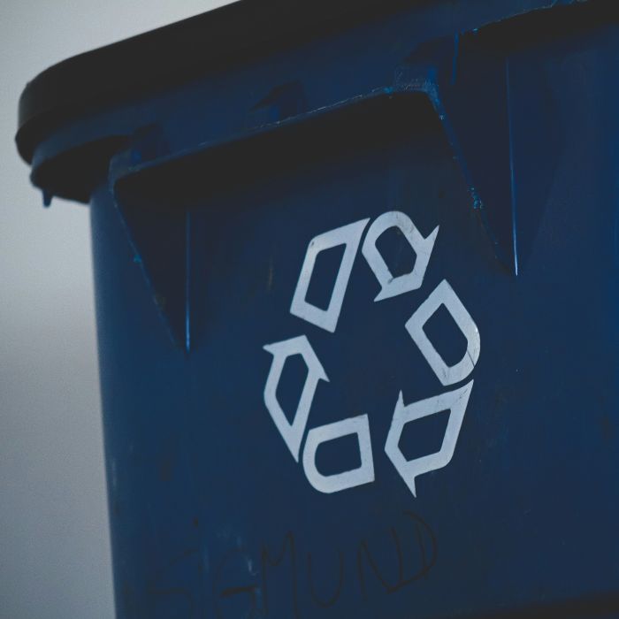 logo recyclage sur une poubelle