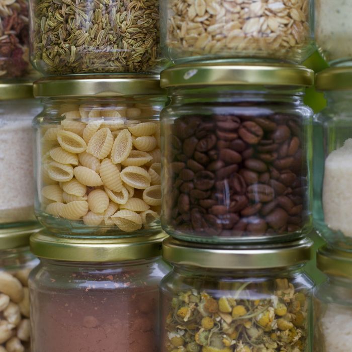 des pots en verre avec des pates