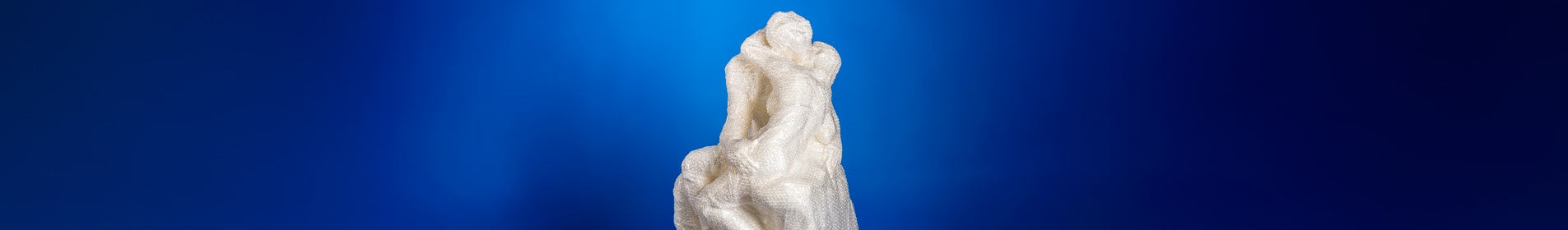 statue de rodin sur fond bleu