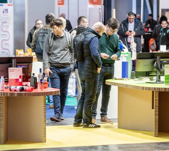 des personnes qui regardent des stands