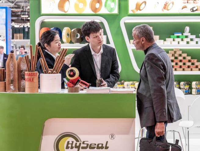 3 personnes qui discutent