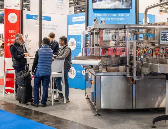 des visiteurs qui parlent sur le salon