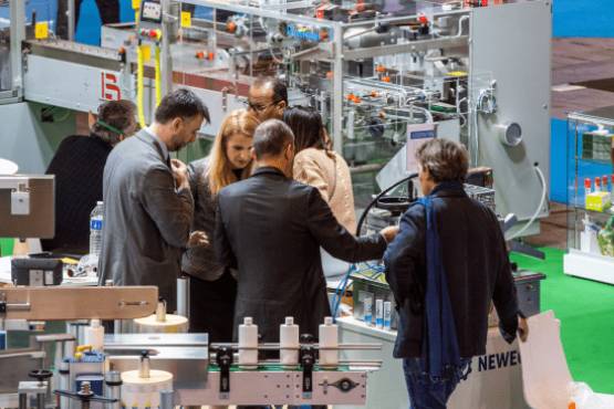 un groupe de visiteurs à un stand
