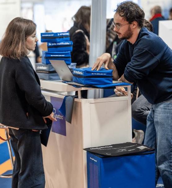 un homme et une femme qui échangent