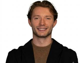 un jeune homme souriant