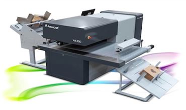 Imprimante industrielle AstroJet AJ-800 imprimant en couleur directement sur des boîtes en carton sur une ligne de production.