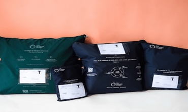 Colis réutilisable Opopop conçu pour remplacer les emballages jetables dans l’e-commerce, durable et pratique.