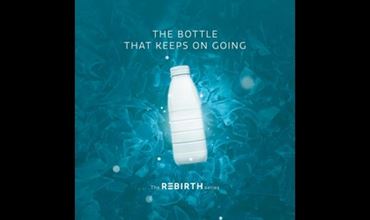Image d'une bouteille en plastique blanche flottant sur un fond bleu texturé évoquant des déchets plastiques. Le texte « THE BOTTLE THAT KEEPS ON GOING » est affiché en haut, et « The REBIRTH series » apparaît en bas.