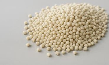 granules étalées sur fond gris