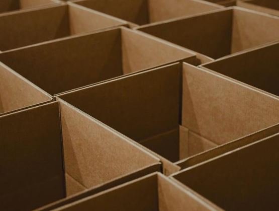 cartons alignés par rangées