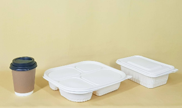 Emballages alimentaires pour la restauration rapide, avec barquettes recyclables et gobelet carton, illustrant les enjeux de la REP et du packaging écoresponsable