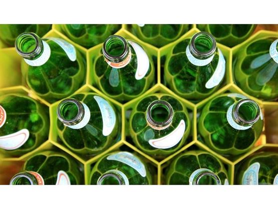 Bouteilles en verres alignées 