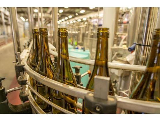 Bouteilles en verre sur une machine rotative