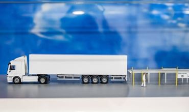 Maquette de camion frigorifique présentée dans une vitrine lors d’un salon professionnel.