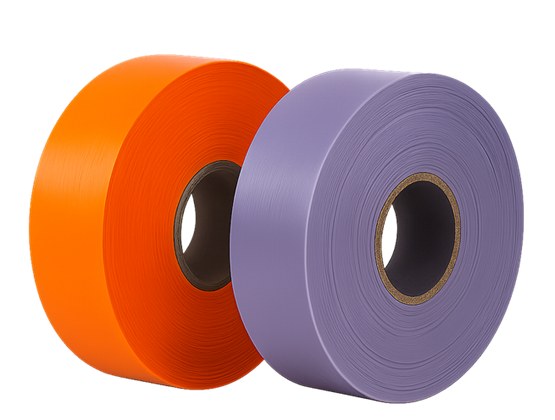 Deux rouleaux de film plastique colorés, orange et violet, posés côte à côte.