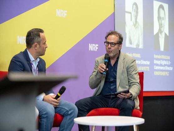 Deux intervenants échangent sur scène lors d’une session d’interview à NRF Europe.