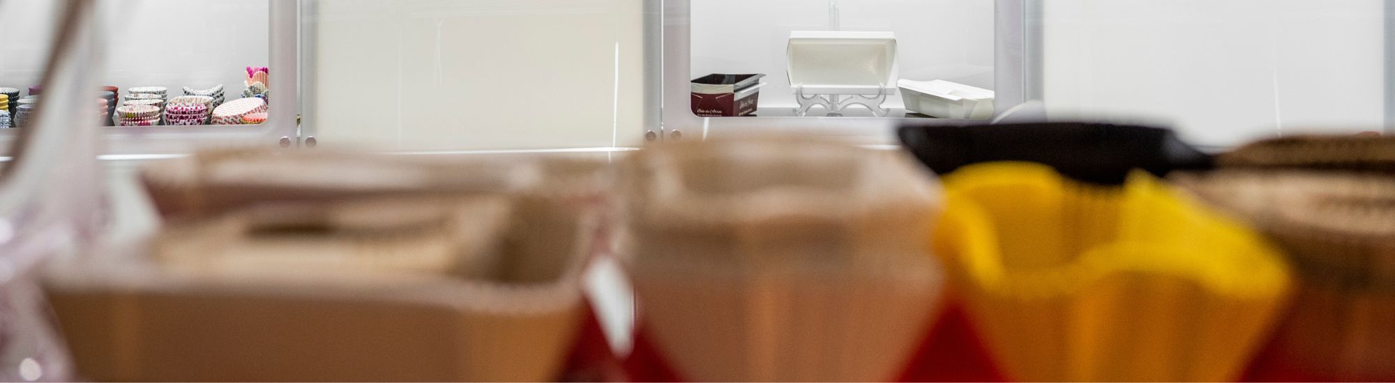 Différents emballages exposés sur le salon ALLFORPACK EMBALLAGE PARIS. 