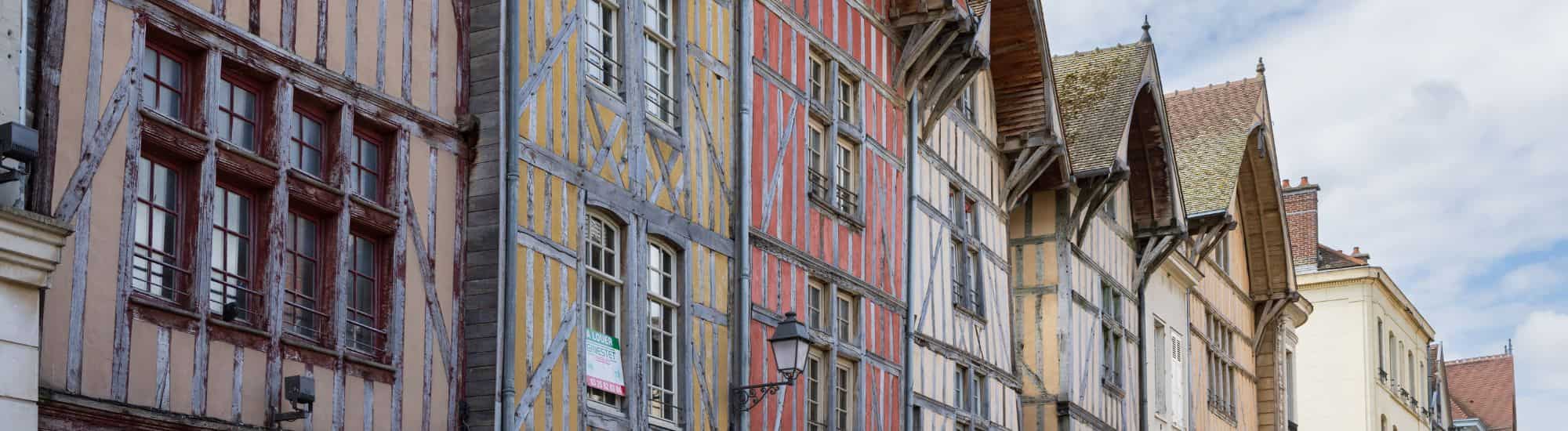 Des maisons colorées dans une rue dans l'est de la France
