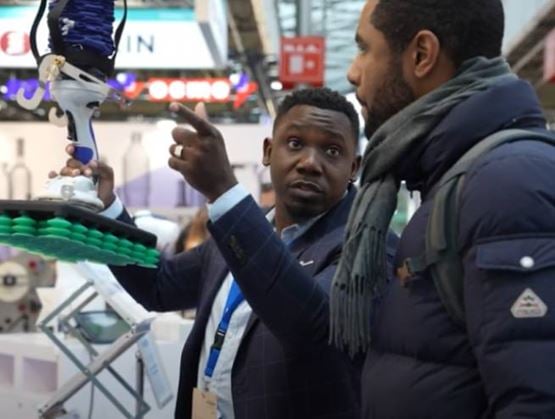 2-hommes-devant-machine