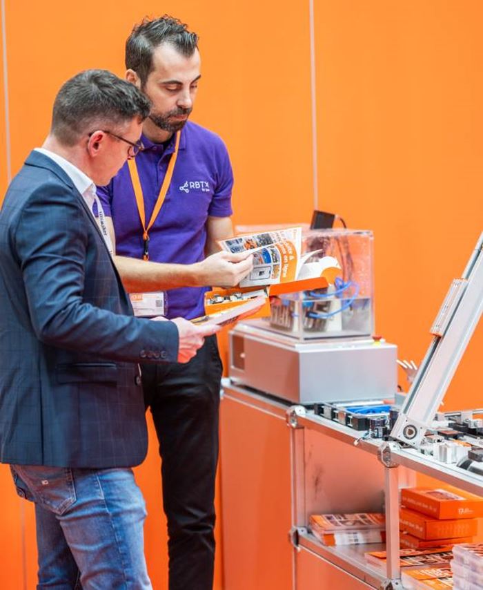 des personnes qui discutent