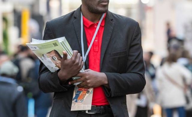 un homme avec des papiers
