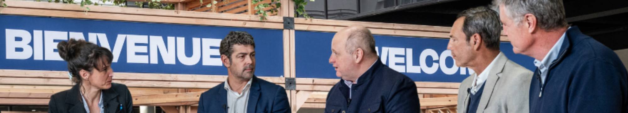 des personnes devant l'entrée du salon