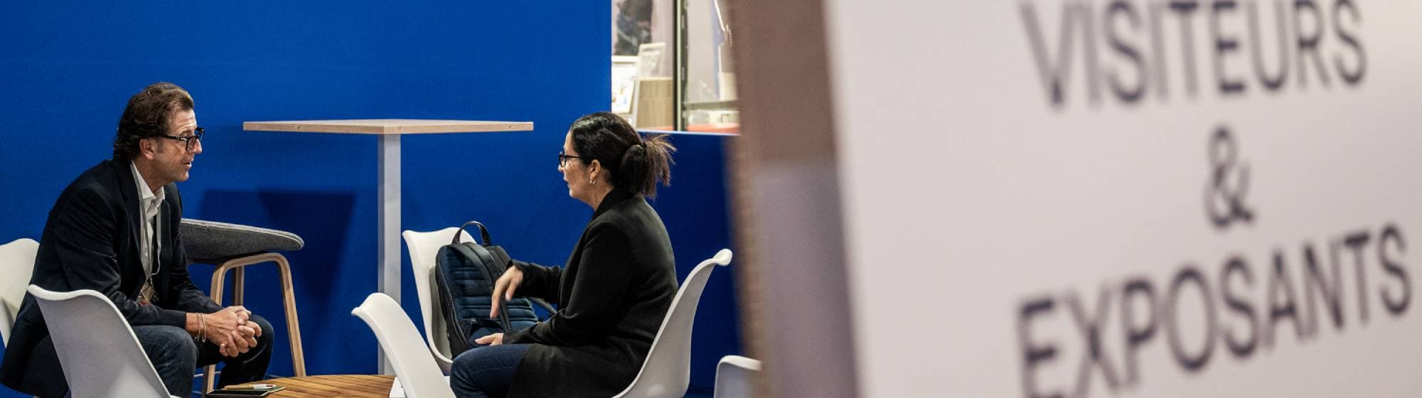 2 personnes assises qui parlent