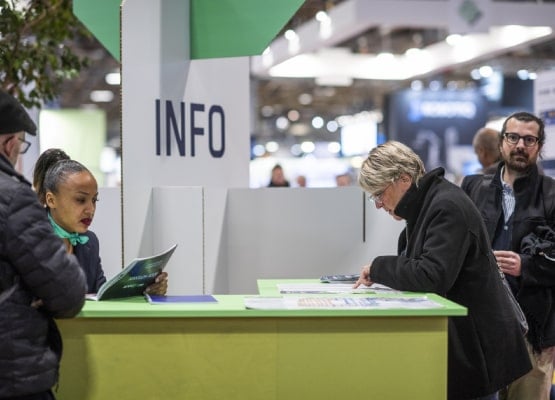 Des personnes se renseignent au point info du salon ALLFORPACK EMBALLAGE PARIS