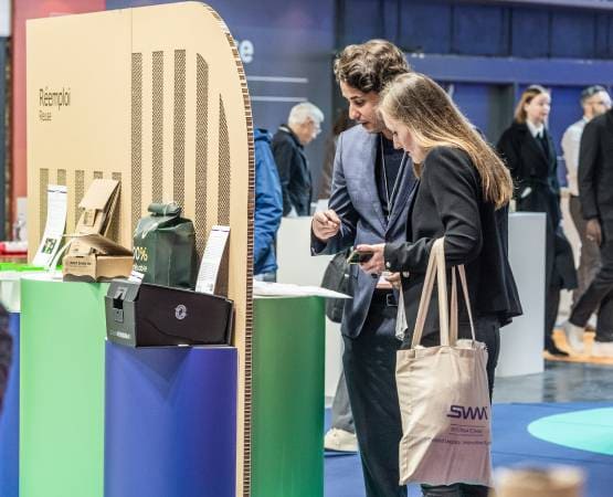 Visiteurs observant des solutions packaging durables