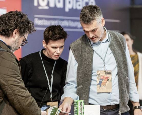 Professionnels découvrant des emballages innovants