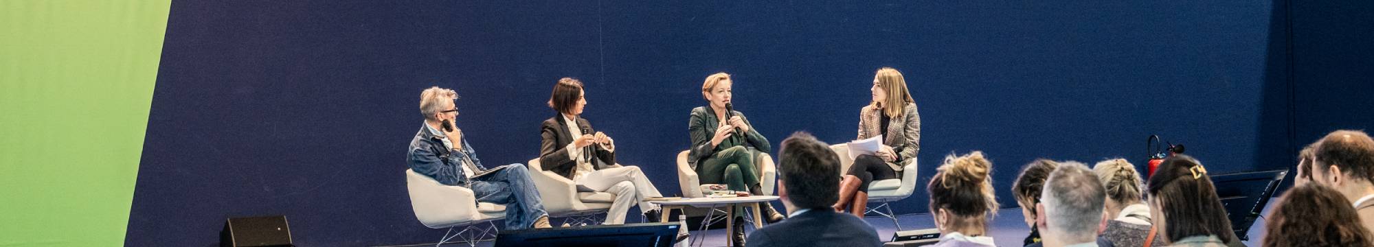 des personnes qui tiennent une conférence