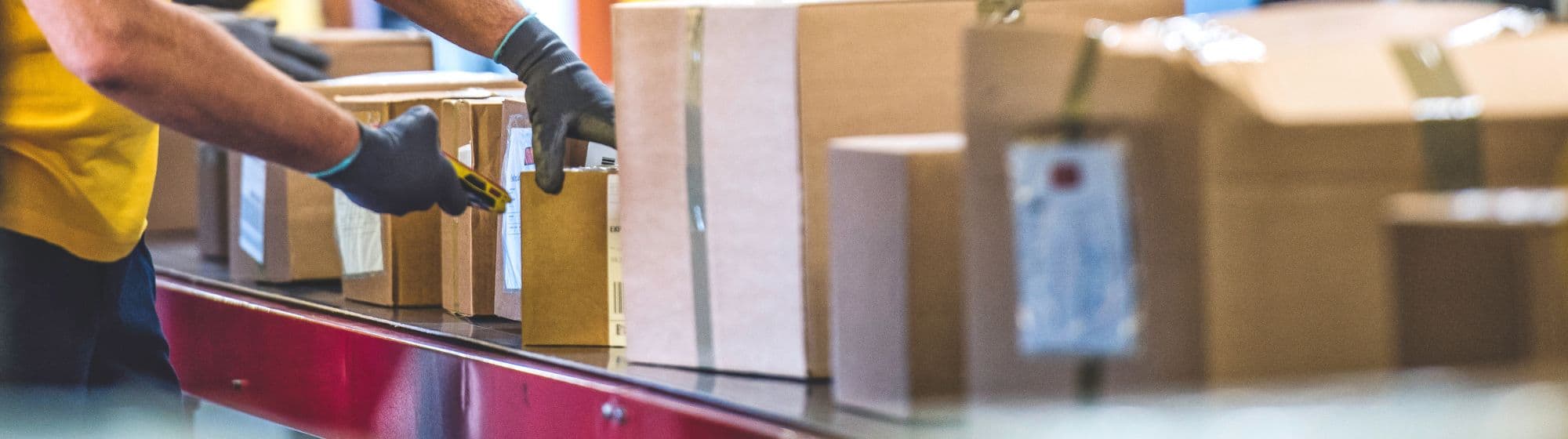 un homme qui s'occupe d'emballage carton