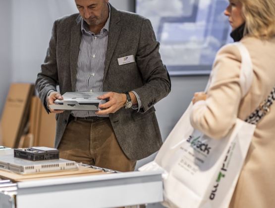 2 personnes sur le salon ALLFORPACK EMBALLAGE PARIS