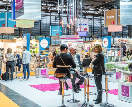des personnes échangeant pendant le salon ALLFORPACK EMBALLAGE PARIS