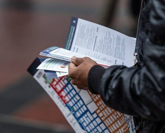 Un visiteur regardant le plan du salon ALLFORPACK EMBALLAGE PARIS