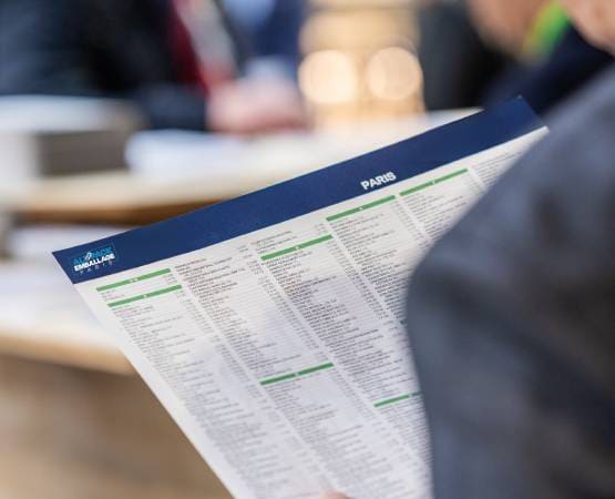 Une personne regardant un document d'information